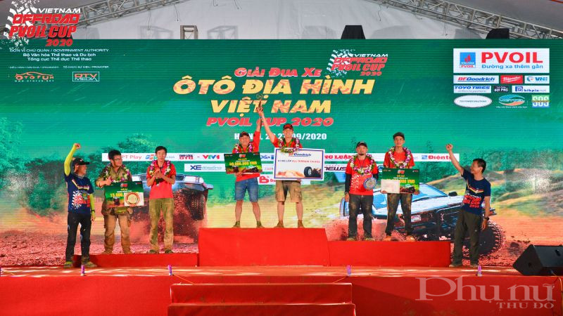 BTC trao giải nhất cho c&aacute;c tay đua ở hạng n&acirc;ng cao