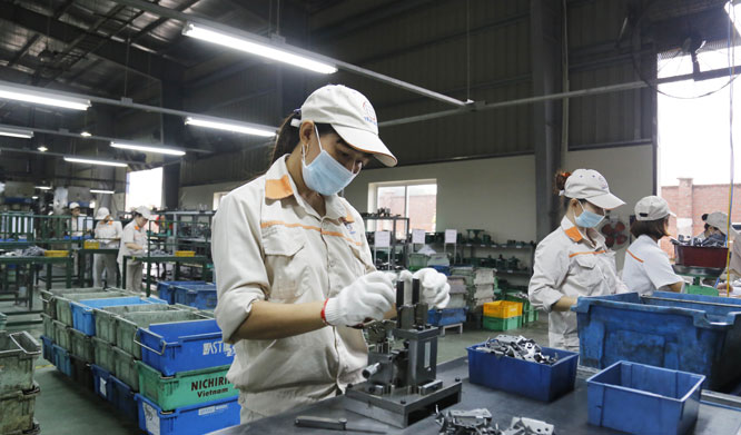 Các cấp công đoàn của thành phố Hà Nội chung tay cùng các cấp, ngành tìm biện pháp hỗ trợ doanh nghiệp vượt khó do ảnh hưởng của dịch Covid-19. Trong ảnh: Sản xuất hàng cơ khí tại Công ty TNHH Tâm Hợp (Cụm công nghiệp Hoàng Dương, huyện Sóc Sơn). Ảnh: Viết Thành