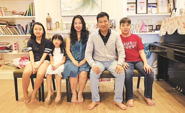 Gia đình hạnh phúc của nhà văn, nhà báo Hoàng Anh Tú Gia đình hạnh phúc của nhà văn, nhà báo Hoàng Anh Tú