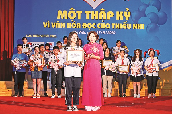 B&agrave; L&ecirc; Kim Anh - Chủ tịch Hội LHPN H&agrave; Nội trao giải Nhất cho t&aacute;c giả Ho&agrave;ng Minh Ph&uacute;c