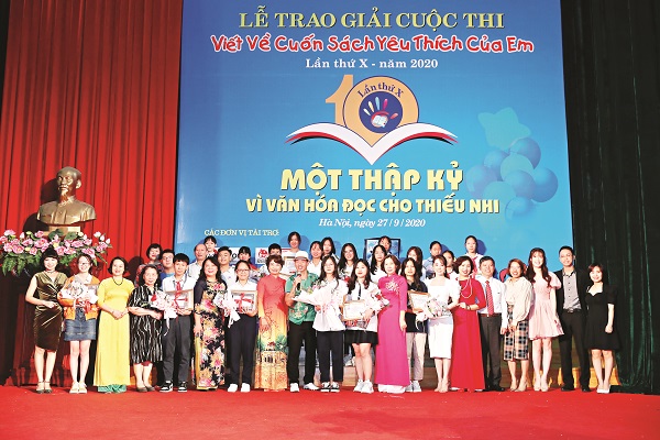 C&aacute;c c&aacute; nh&acirc;n v&agrave; tập thể đoạt giải của cuộc thi chụp ảnh lưu niệm c&ugrave;ng Ban tổ chức