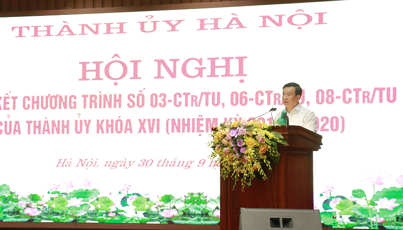 Giám đốc Sở Xây dựng Võ Nguyên Phong trình bày báo cáo tại hội nghị.