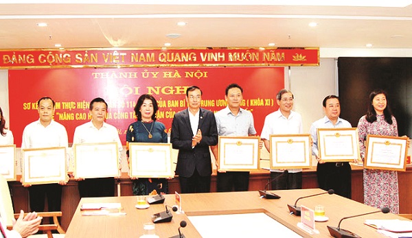 Phó Bí thư Thành ủy Đào Đức Toàn trao Bằng khen cho các tập thể, cá nhân có thành tích xuất sắc trong việc thực hiện Kết luận số 114-KL/TƯ.