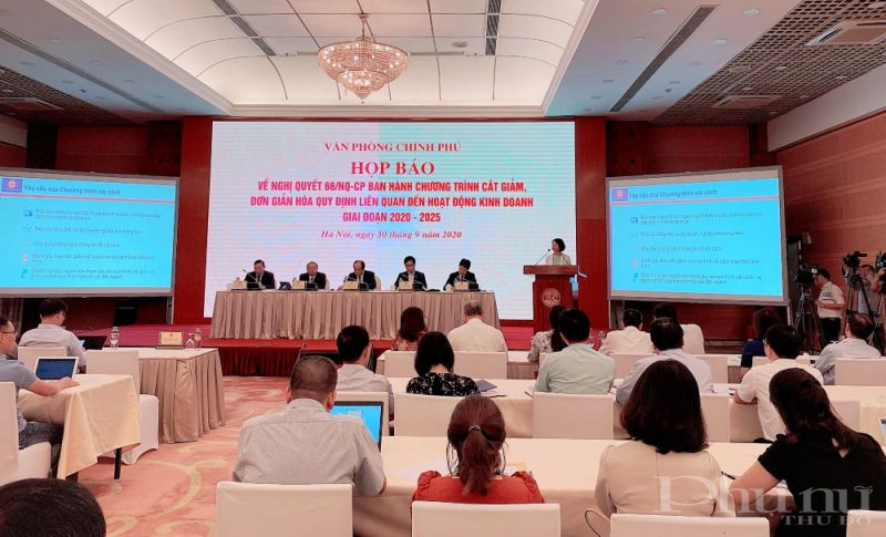 Quang cảnh buổi họp b&aacute;o.