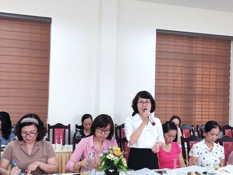 Chị Vũ Lan Anh - Phó Chủ tịch Hội LHPN huyện Gia Lâm cho biết: Hội LHPN huyện và 22 xã thị trấn ứng dụng mạng xã hội để phục vụ công tác tuyên truyền , vận động thu hút hội viên tham gia hoạt động Hội . Hội phụ nữ các cấp còn thành lập trang facebook nhằm đăng tải kịp thời những thông tin hoạt động của Hội . Năm 2020, Hội đã tổ chức nhiều cuộc thi thông qua kênh này, như cuộc thi ảnh, thi viết, thi sáng tác thơ ca ngợi vẻ đẹp áo dài truyền thống của Việt Nam thu hút hàng chục nghìn lượt tương tác ...