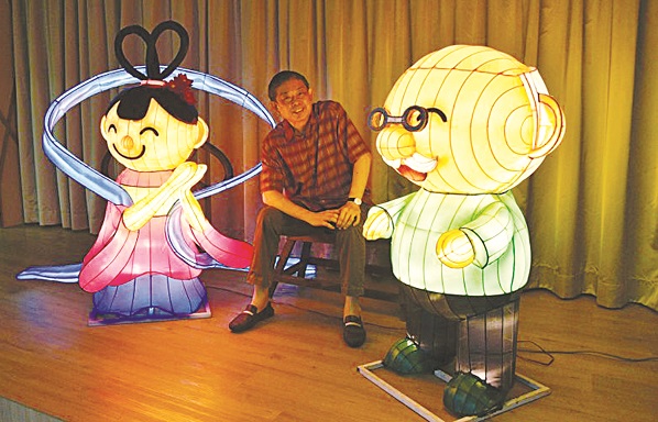 Ông Vincent Tan bên cạnh những chiếc đèn Trung thu với thông điệp gia đình