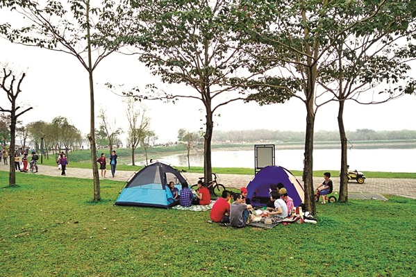 Hoạt động cắm trại ở c&ocirc;ng vi&ecirc;n Y&ecirc;n Sở