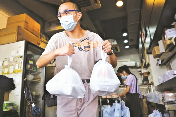 Hình ảnh người dân trang bị “đầy đủ” đồ nhựa dùng một lần như thế này không hiếm, nhất là trong mùa dịch Covid-19.