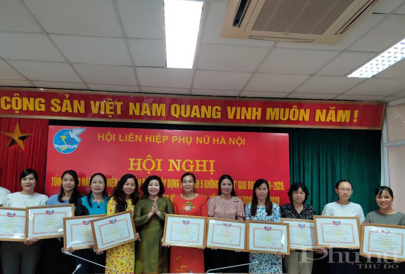 Đồng ch&iacute; L&ecirc; Thị Thi&ecirc;n Hương _ Ph&oacute; Chủ tịch Hội LHPN H&agrave; Nội tặng Bằng khen cho c&aacute;c tập thể c&oacute; th&agrave;nh t&iacute;ch xuất sắc thực hiện Cuộc vận động