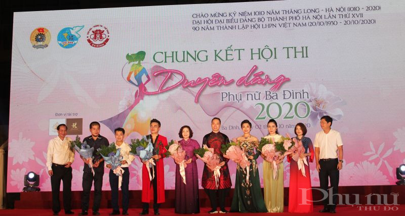 Ban Giám khảo và nhà tài trợ nhận hoa của Ban tổ chức Hội thi