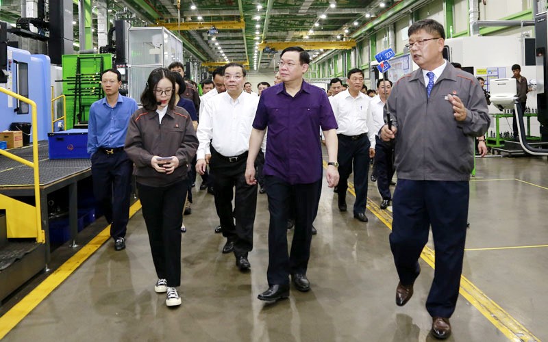 Bí thư Thành ủy Hà Nội Vương Đình Huệ tham quan nhà máy sản xuất linh kiện máy bay tại khu công nghệ cao Hòa Lạc. Ảnh: Thanh Hải.