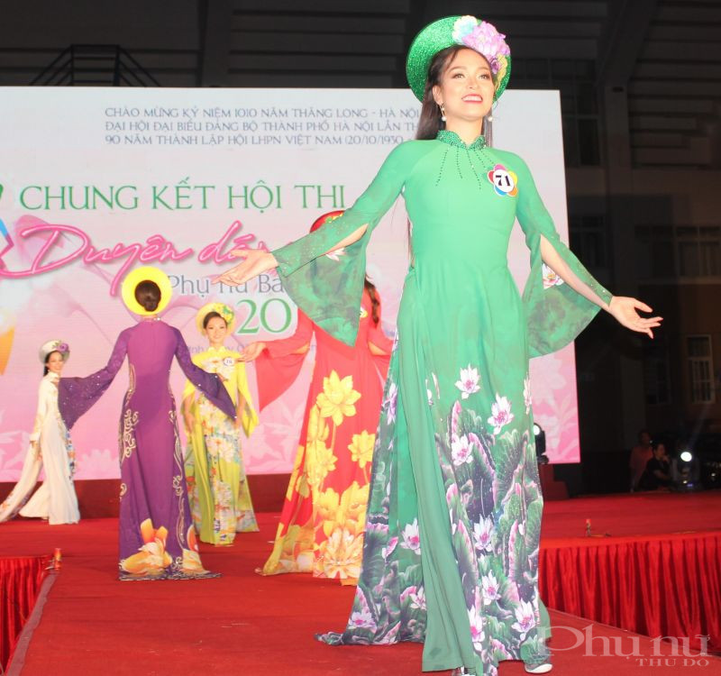 Các thí sinh tự tin trình diễn trên sân khấu hoành tráng