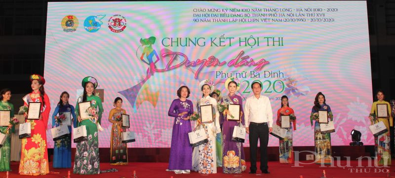 Đồng chí Lê Kim Anh  - Chủ tịch Hội LHPN Hà Nội và đồng chí Nguyễn Công Thành - Phó Bí thư Thường trực Quận ủy, Chủ tịch Hội đồng nhân dân quận Ba Đình trao giải Nhì cho 2 thí sinh.