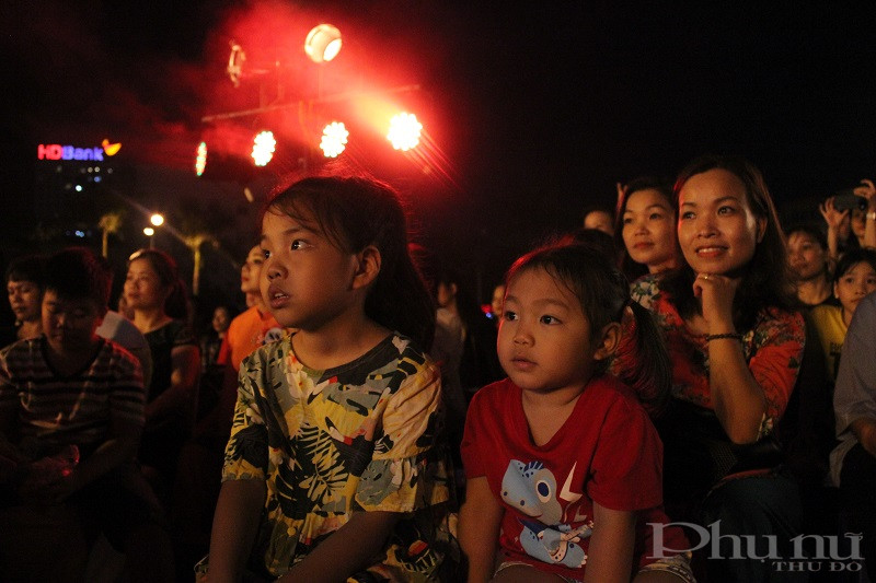 Các em nhỏ cũng được người thân đưa đến tham dự và cổ vũ cho các thí sinh tự tin tỏa sáng