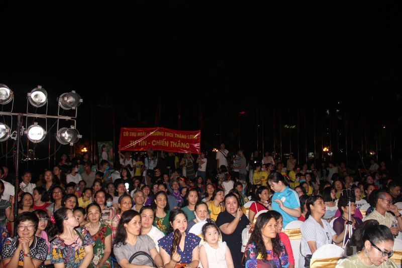 Những tiếng hò rèo cổ vũ, động viên giúp các thí sinh tự tin thể hiện tốt các phần thi trong đêm Chung kết  