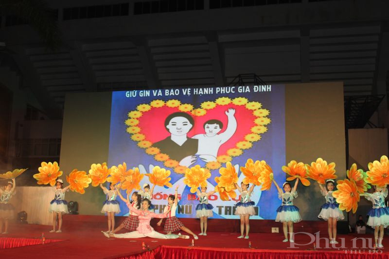 Các thí sinh lần lượt trổ tài năng khiếu ca nhá, múa, đàn .... thể hiện không chỉ sự duyên dáng trong tà áo dài mà còn thông minh, năng động trong cuộc sống