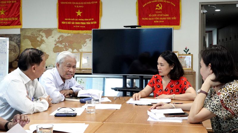 Nhà thơ Vũ Quần Phương cùng ekip họp chuẩn bị chương trình