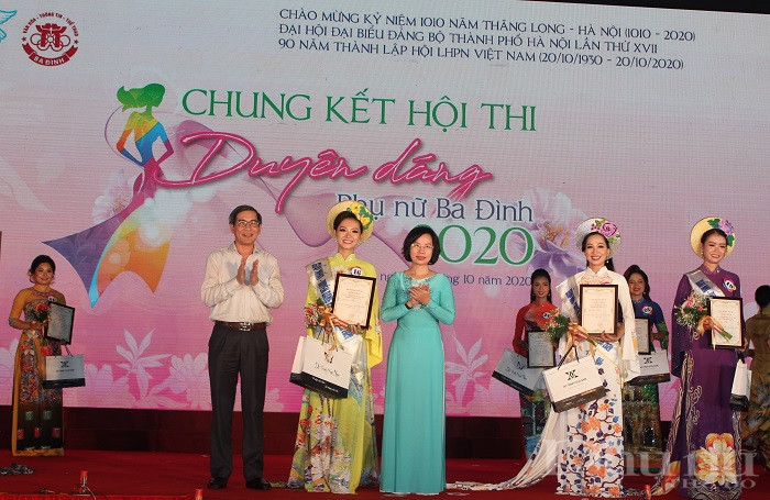 Đồng chí Bùi Huyền Mai - Chủ tịch Liên đoàn Lao động thành phố Hà Nội và Bí thư Quận ủy Ba Đình Hoàng Minh Dũng Tiến trao giải Nhất cho thí sinh Nguyễn Thị Phương Lan.