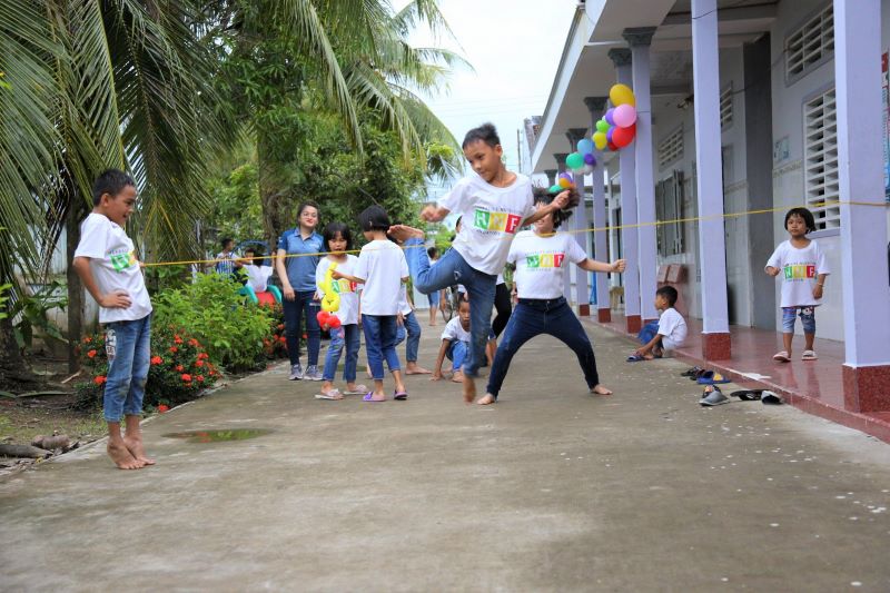 C&aacute;c ch&aacute;u thiếu nhi tại nh&agrave; trẻ Hướng Dương th&iacute;ch th&uacute; tham gia c&aacute;c tr&ograve; chơi d&acirc;n gian trong ng&agrave;y Trung thu.