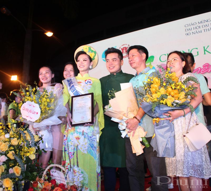 Người thân và bạn bè chúc mừng thí sinh giành giải Nhất của hội thi