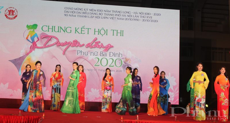 Các thí sinh tham gia thi trình diễn áo dài