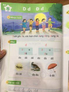 Buổi thứ 8, học sinh lớp 1 phải nhận biết cả dòng chữ trên. Ảnh: NVCC