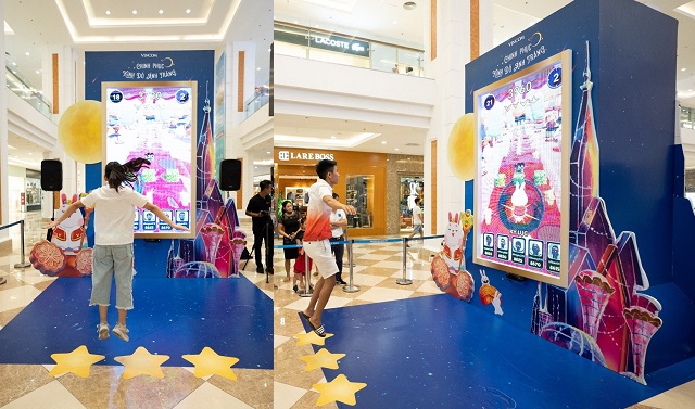 Game công nghệ tương tác hoàn toàn miễn phí đã thu hút hàng nghìn người chơi, mang đến các phần quà bất ngờ như: gấu bông khổng lồ, tai nghe, giải thưởng lớn 10 triệu VNĐ cho người chơi xuất sắc nhất. Game công nghệ được mở tới hết ngày 01/10/2020 tại Vincom Center Landmark 81 (TP.HCM) và Vincom Mega Mall Royal City (Hà Nội).