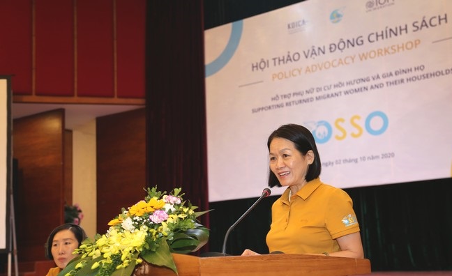 B&agrave; B&ugrave;i Thị H&ograve;a &ndash; Ph&oacute; Chủ tịch Hội LHPN Việt Nam ph&aacute;t biểu  khai mạc hội thảo