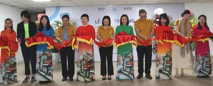 C&aacute;c đại biểu cắt băng khai trương Văn ph&ograve;ng OSSO tại địa chỉ 20 Thụy Khu&ecirc; H&agrave; Nội