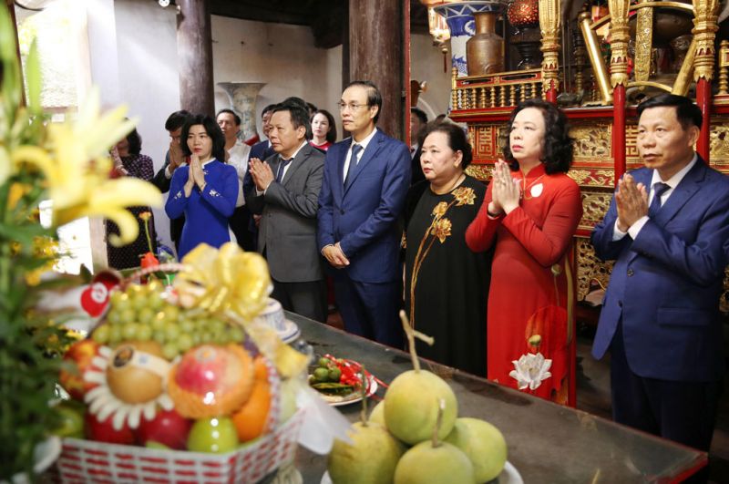 Đồng chí Ngô Thị Thanh Hằng, Phó Bí thư Thường trực Thành ủy Hà Nội dẫn đầu đoàn đại biểu của Thành ủy, HĐND, UBND, Ủy ban MTTQ Thành phô Hà Nội dâng hương