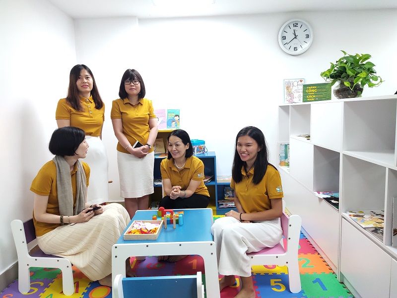 C&aacute;c đại biểu  tham quan Văn ph&ograve;ng OSSO nằm c&ugrave;ng t&ograve;a nh&agrave; với văn ph&ograve;ng tham vấn của Ng&ocirc;i nh&agrave; b&igrave;nh y&ecirc;n chuy&ecirc;n hỗ trợ phụ nữ bị bạo h&agrave;nh v&agrave; nạn nh&acirc;n bị bu&ocirc;n b&aacute;n