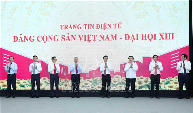 Đồng chí Trần Quốc Vượng, Uỷ viên Bộ Chính trị, Thường trực Ban Bí thư và các đồng chí lãnh đạo Ban Tuyên giáo khai trương Trang tin điện tử. Ảnh: Phương Hoa/TTXVN