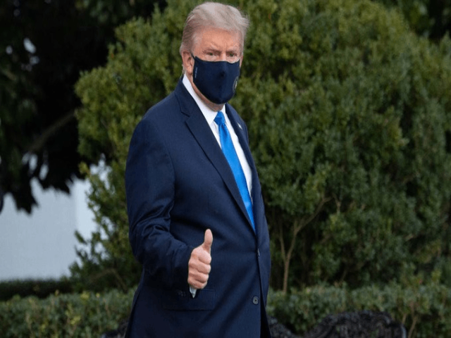 Tổng thống Mỹ Donald Trump rời Nhà Trắng để tới Trung tâm Quân y Quốc gia Walter Reed hôm 2/10. Ảnh: AFP. Tổng thống Mỹ Donald Trump rời Nhà Trắng để tới Trung tâm Quân y Quốc gia Walter Reed hôm 2/10. Ảnh: AFP.