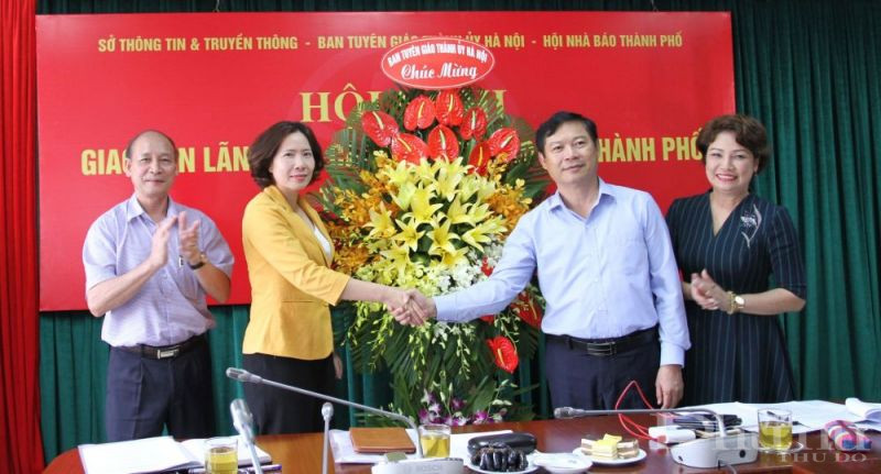 Đại diện Ban tuyên giáo Thành ủy Hà Nội và Hội Nhà báo Hà Nội tặng hoa chúc mừng Hội LHPN Hà Nội, báo Phụ nữ Thủ đô nhân kỷ niêm 90 năm ngày thành lập Hội LHPN Việt Nam.