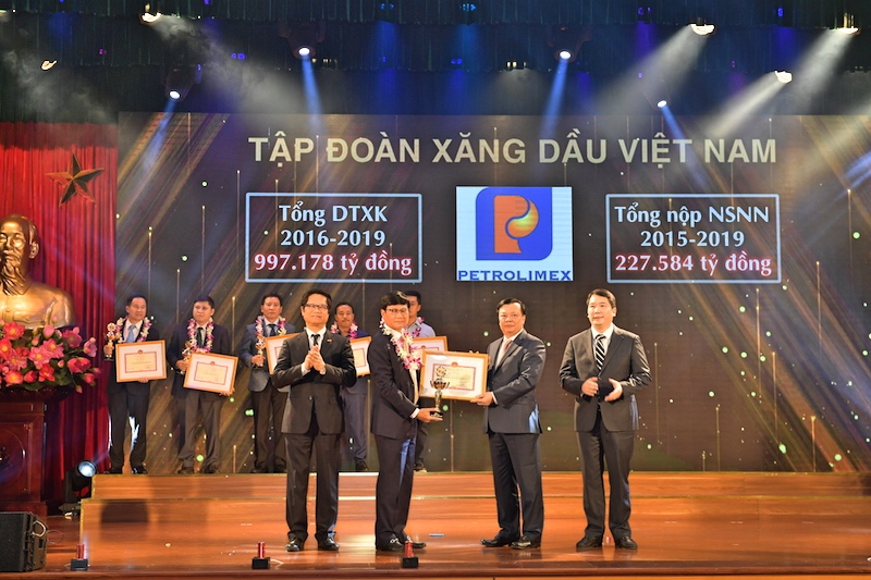 Bộ trưởng trao bằng khen cho các doanh nghiệp tiêu biểu