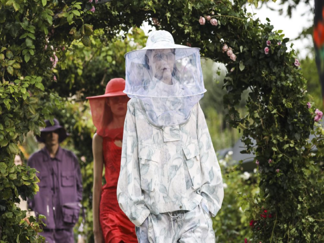 Người mẫu mặc trang phục trong bộ sưu tập thời trang Kenzo Xuân-Hè 2021, tại tuần lễ thời trang Paris.