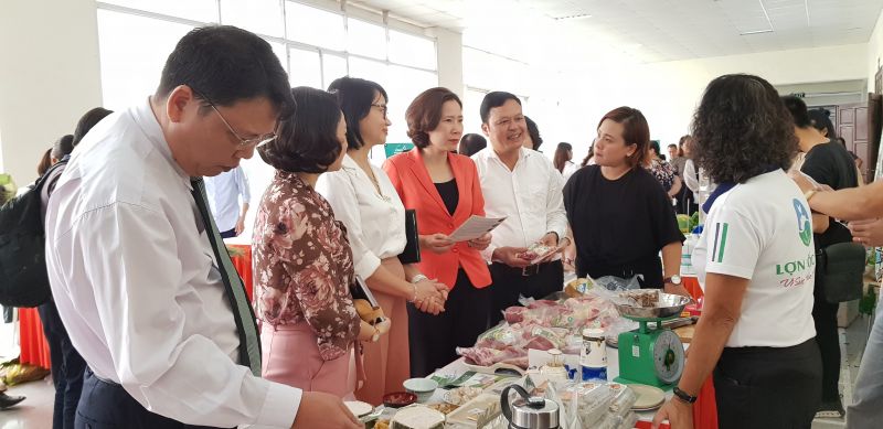 Các đại biểu tham quan 15 gian hàng trưng bày giới thiệu sản phẩm Các đại biểu tham quan 15 gian hàng trưng bày giới thiệu sản phẩm