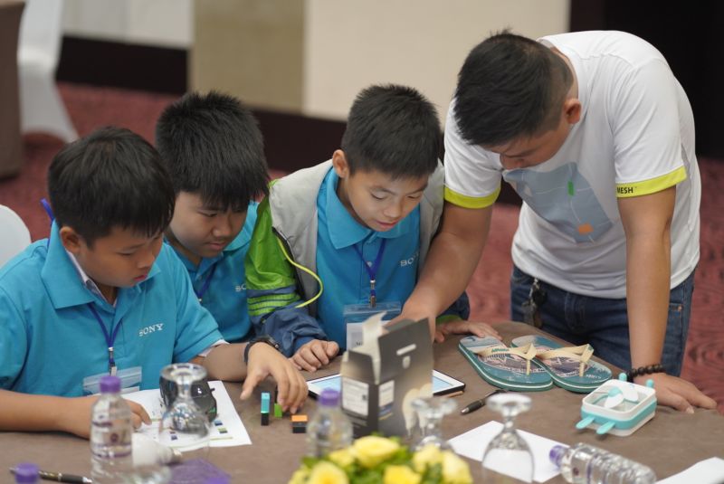 C&aacute;c em học sinh c&ugrave;ng học tập, s&aacute;ng tạo với c&ocirc;ng nghệ cảm biến Mesh