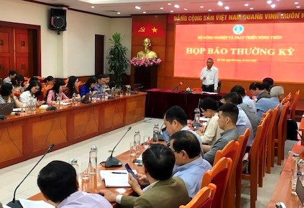 Thứ trưởng Ph&ugrave;ng Đức Tiến th&ocirc;ng tin tại hội nghị