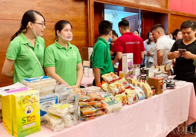 Các gian hàng trưng bày, giới thiệu gần 50 sản phẩm nông nghiệp sạch như: bánh quế, chè lam gấc, chè, cà phê, mỳ rau củ, rau hữu cơ, mật ong, tỏi đen…