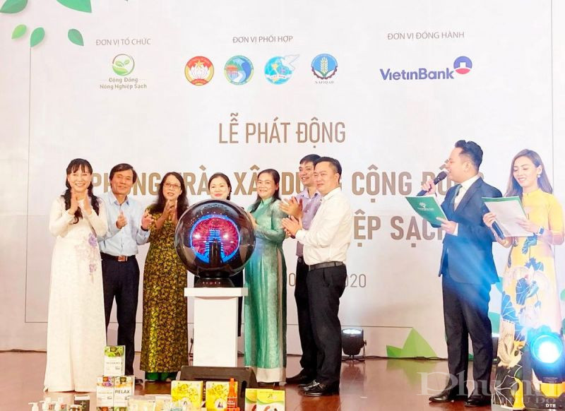 Các đại biểu cùng nhấn nút phát động phong trào xây dựng “Cộng đồng tiêu dùng nông nghiệp sạch”