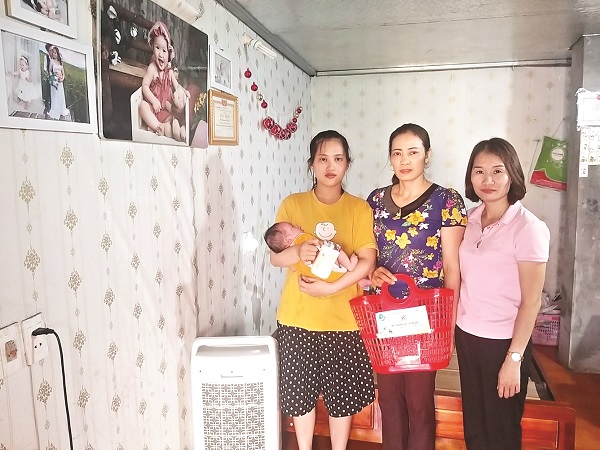 Lãnh đạo Hội PN xã tặng cốc sứ cho gia đình trẻ nuôi con nhỏ