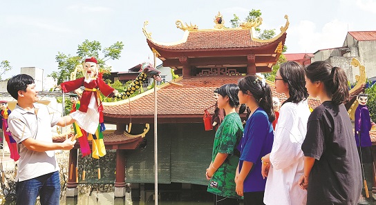 Anh Phạm Công Bằng đang hướng dẫn cho học sinh