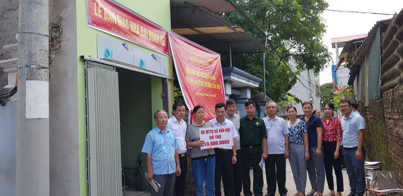 Đảng ủy, UBND, các đoàn thể xã Vân Nội trao hỗ trợ cho gia đình chị Tuyết