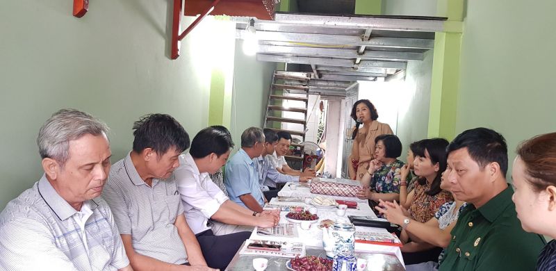 Phó Tổng Biên tập Báo Phụ nữ Thủ đô Lê Thị Hồng Minh động viên gia đình chị Tuyết an cư lạc nghiệp