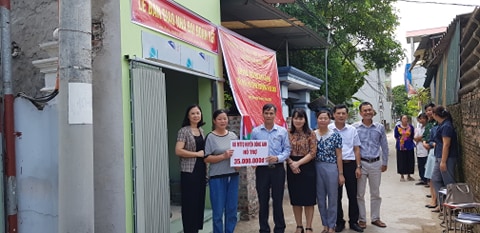 Đại diện Ủy ban MTTQ huyện Đông Anh và các đoàn thể trao hỗ trợ cho gia đình chị Tuyết