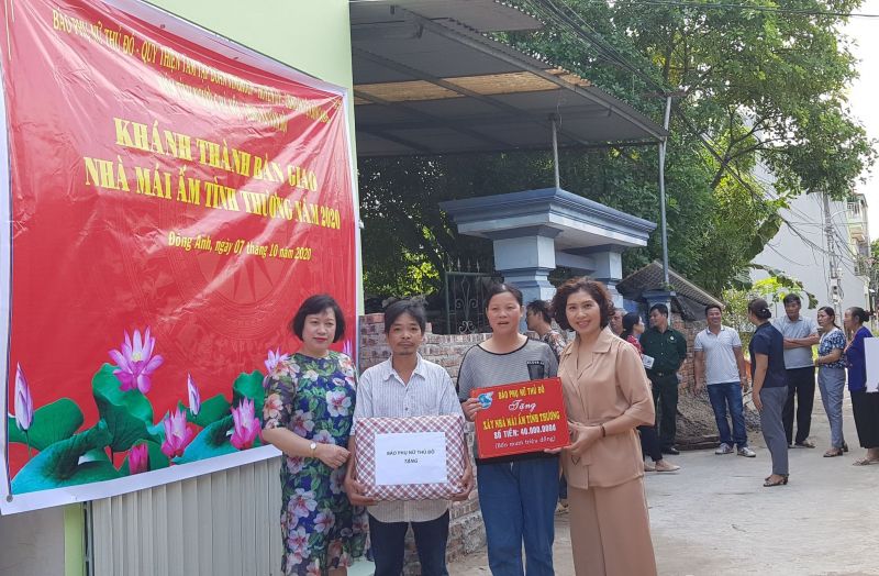 Ban Biên tập Báo Phụ nữ Thủ đô trao tặng quà cho gia đình chị Tuyết