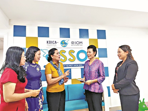 Các đại biểu trao đổi, thăm quan Văn phòng dịch vụ một điểm đến (OSSO) tại địa chỉ 20 Thụy Khuê, Hà Nội.