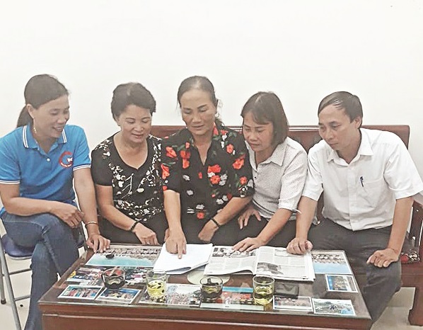 Bà Kiều Thị Hoạt (áo hoa, ngồi giữa) đang cùng họp bàn triển khai chính sách mới của Thành phố tới người dân.