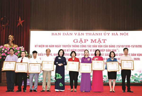 Phó Bí thư Thường trực Thành ủy Ngô Thị Thanh Hằng trao Bằng khen cho các tập thể xuất sắc trong công tác dân vận 5 năm (2015-2020).